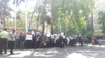 تجمع اعتراضی تعدادی از فعالان حوزه‌ی فرهنگ و معلمان 