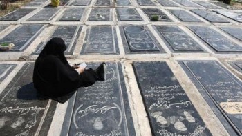 عکس بدون حجاب زنان برروی سنگ قبر روح متوفی را آزار می دهد