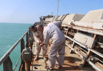 13 خدمه یک کشتی خارجی  در شهرستان پارسیان بازداشت شدند