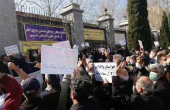 بازنشستگان در استان های مختلف ایران تجمع اعتراضی برگزار کردند