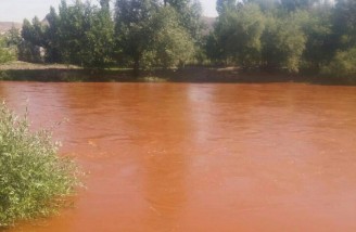 آب زاینده رود بر اثر ریختن پساب قرمز رنگ شد