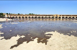 جریان آب ِ زاینده رود به محدودهٔ شهر اصفهان می رسد
